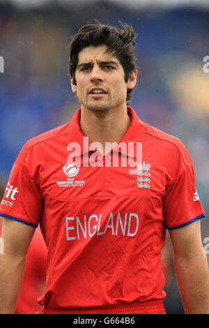 Cricket - ICC Champions Trophy - Gruppe A - England / Neuseeland - SWALEC Stadium. Englands Kapitän Alastair Cook geht nach den Hymnen los Stockfoto