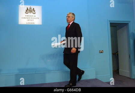 Außenminister Jack Straw kommt bei einer Pressekonferenz im Zentrum von London über den Irak und den Bericht an, den der Chef-Waffeninspektor Dr. Hans Blix gestern dem Sicherheitsrat der Vereinten Nationen überreichte. * Straw beschuldigte heute den irakischen Diktator Saddam Hussein, die UN-Waffeninspektoren systematisch über seine Programme zur Entwicklung von Massenvernichtungswaffen zu täuschen. Straw sagte, der gestern dem Sicherheitsrat in New York von den Chefs der Inspektionsteams überreichte Bericht habe unterstrichen, dass das Regime Saddams nicht nur nicht an der Zusammenarbeit mit den UN-Bemühungen beteiligt sei, sondern dass es lebenswichtig sei Stockfoto