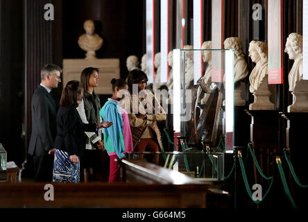 US First Lady Michelle Obama mit ihren Töchtern Sasha (rechts) und Malia Ann sehen Irlands älteste Harfe mit dem Provost der Trinity Dr. Patrick Prendergast bei ihrem Besuch in der Long Hall Library in Trinity, Dublin, wo sie auch das weltberühmte Buch von Kells sahen. Stockfoto