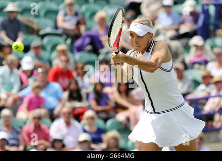 Russlands Elena Vesnina im Einsatz gegen Ana Ivanovic während der AEGON International im Devonshire Park, Eastbourne. Stockfoto