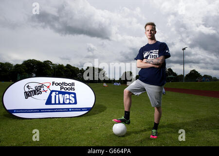 Fußball - StreetGames Fußball Pools Fives - Tupton Hall School. Streetgames Football Pools Fives Botschafter John Whetton Stockfoto