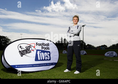 Fußball - StreetGames Fußball Pools Fives - Tupton Hall School. England International Izzy Christiansen unterstützt das Streetgames Football Pools Fives-Programm in Chesterfield Stockfoto