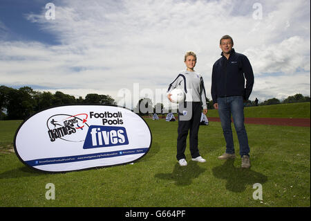 England International Izzy Christiansen unterstützt Streetgames Football Pools Fives Programm in Chesterfield Stockfoto