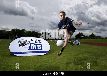 Fußball - StreetGames Fußball Pools Fives - Tupton Hall School. Streetgames Football Pools Fives Botschafter John Whetton Stockfoto