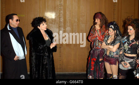 Liza Minnelli und ihr Mann David gest treffen auf Darsteller des Queen-Musicals „We will Rock You“, backstage im Dominion Theatre in London. Stockfoto