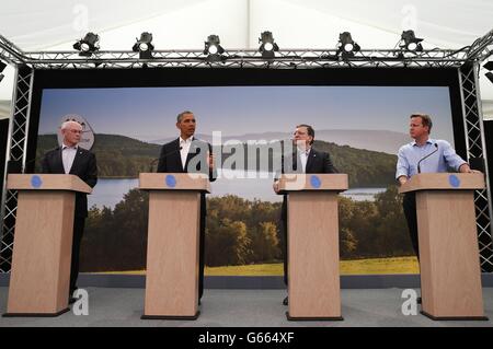 US-Präsident Barack Obama nimmt an einer Pressekonferenz mit (L-R) EU-Ratspräsident Herman Van Rompuy, EU-Kommissionspräsident Jose Manuel Barroso und Premierminister David Cameron beim G8-Gipfel in Enniskillen, Nordirland, Teil. Stockfoto