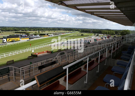 Pferderennen - Nicht Auf Unserer Watch Raceday - Sandown Park Racecourse. Gesamtansicht der Sandown Park Racecourse Stockfoto