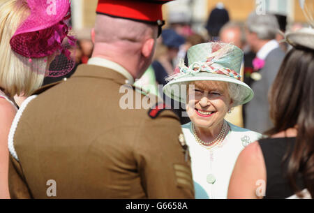 Queen Elizabeth II spricht mit Gästen, die an einer Gartenparty im Buckingham Palace, London, teilnehmen. Stockfoto