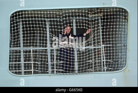 Ein Seemann an Bord der HMS Ark Royal, als sie Portsmouth Harbour verlässt, um die erste Etappe einer Reise zu beginnen, die sie in den Golf führen wird und sie in Aktion gegen den Irak sehen könnte. Stockfoto