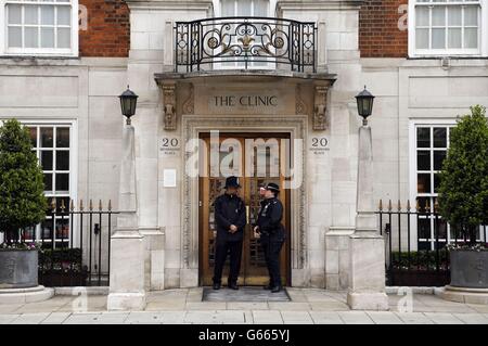 Die Polizei steht Wache vor dem Eingang der London Clinic im Devonshire Place, London, wo der Herzog von Edinburgh eine Operation durchmachen soll. Stockfoto