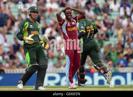 Kemar Roach (Mitte) von West Indies reagiert, als die pakistanischen Misbah-ul-Haq (links) und Nasir Jamshed (rechts) während des ICC Champions Trophy-Spiels im Londoner Oval Läufe auf das Brett stellten. Stockfoto