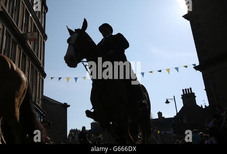 Hawick Common-Riding, das erste der Border Festivals, das die Eroberung der englischen Flagge im Jahr 1514 feiert und den alten Brauch, die Grenzen des gemeinsamen Landes in Hawick Scottish Borders zu reiten. Stockfoto