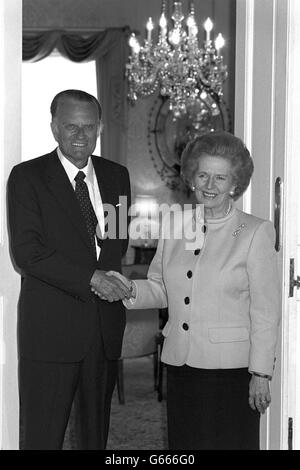 Premierministerin Margaret Thatcher begrüßt den amerikanischen Evangelisten Billy Graham in der Downing Street 10. Stockfoto