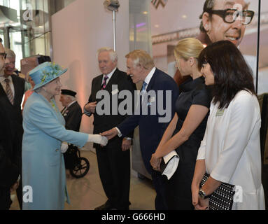 Königin Elizabeth II trifft sich mit dem Sender David Dimbleby (links) und dem langjährigen Moderator und Strictly Come Dancing-Moderator Sir Bruce Forsyth (Mitte) bei einem Besuch, um das neue 1-Milliarden-Haus der BBC im Zentrum von London, Portland Place, live auf Sendung zu eröffnen. Stockfoto