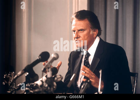 Der amerikanische Evangelist Billy Graham spricht auf einer Pressekonferenz in London. Er ist gerade von einer dreitägigen Predigtreise durch die Sowjetunion zurückgekehrt. Stockfoto