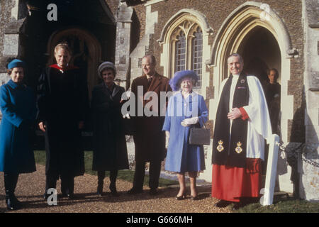 Der amerikanische Evangelist Billy Graham (zweiter links) mit seiner Frau Ruth und der Königin, Prinz Philip und der Königin Mutter, als er in der Sandringham Parish Church predigte. Der Rektor von Sandringham, Rev. Gerry Murphy, ist auf der rechten Seite. Stockfoto