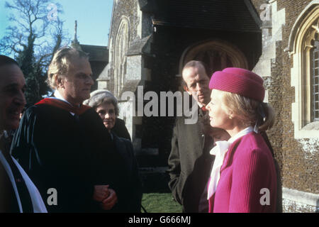 Der amerikanische Evangelist Billy Graham spricht mit dem Herzog und der Herzogin von Kent vor der Sandringham Parish Church. Stockfoto