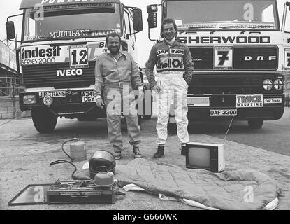 Zwei Konkurrenten, gesehen in Silverstone, Northants, deren Ansatz zum Multipart British Truck Grand Prix am 17. Und 18. August nicht kontrastreicher sein könnte. Jonathan Powell (links), ein LKW-Fahrer aus Greenwich, Nord-London, hat sein eigenes Fahrzeug besteigen und wird nach dem Rennen alle seine Koch- und Schlafequipment zurückstellen, um eine Lieferung nach Schottland zu nehmen. Der ehemalige Motorrad-Weltmeister Barry Sheene braucht keine Einführung in die Grand-Prix-Szene und fährt einen Sherwood DAF 330 Truck (rechts). Stockfoto