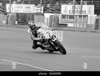 Der Brite Barry Shene, 500ccm Motorradweltmeister der letzten zwei Jahre, fuhr während des Trainings für den 500ccm John Player British Grand Prix – ein Weltmeisterschaftsrennen – über die Silverstone-Rennstrecke auf seiner Suzuki. Sheene liegt bei der diesjährigen 500-ccm-Titeljagd derzeit drei Punkte hinter dem US-amerikanischen Anführer Kenny Roberts. Stockfoto