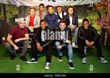 (Vordere Reihe, von links nach rechts) Charlie Healy, Ashford Campbell, Andy Merry und Derry Mensah, die Mitglieder der X-Factor TV-Show, die die Risikogruppe spielen, posieren mit Wachsmodellen von One Direction bei Madame Tussauds im Zentrum von London. Stockfoto