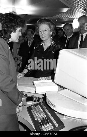 Margaret Thatcher öffnet British Travel Centre Stockfoto