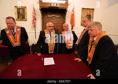 George Chittick (zweiter links) County Grand Master Belfast mit Kollegen in Belfast, nachdem vereinbart wurde, dass der Orden eine Vorlage für zukünftige Paraden vereinbart hat, um die Spannungen während der kommenden Marschsaison zu lockern. Stockfoto