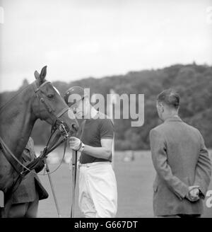 Der Duke of Edinburgh beim Midhurst Town Cup-Polowettbewerb im Cowdray Park in Sussex. Er spielte für Windsor Park gegen Silvercester. Stockfoto