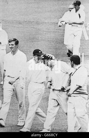 Geoff Boykott gratuliert Fred Trueman, als Yorkshire das Feld an der Bramall Lane in Sheffield verlässt, nachdem der Kapitän Richard Huttons Bowling mit einer Hand abgefangen hatte. Stockfoto