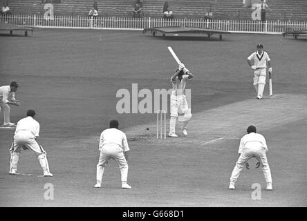 Der australische Schlagmann Ian Redpath ist mit einem LBW von Yorkshire Bowler Richard Hutton im Spiel in der Bramall Lane, Sheffield, für 12. Stockfoto