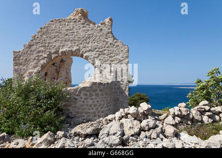 Kapelle-Ruinen in der Nähe von Stara Baska, Insel Krk, Kroatien, Europa Stockfoto