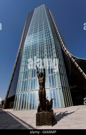 Skulptur vor dem CMA CGM Turm, einem 147 m hohen Wolkenkratzer, entworfen von Zaha Hadid in 2004 in Euroméditerranée, die Stockfoto