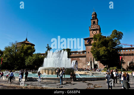 Brunnen und Castello Sforzesco, Castello Sforzesco, gebaut von 1450, Milan, Mailand, Lombardei, Italien, Europa, PublicGround Stockfoto