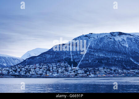 Blick von Storsteinen und Tromsdalen unten, im Winter Dämmerlicht, das Hafengebiet von Tromsø, Tromsø, Norwegen, Europa Stockfoto