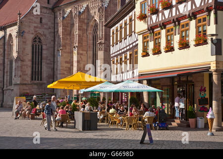 Stadtkirche St. Georg, St.-Georgs Kirche, Straßencafé, Altmarkt Square, Schmalkalden, Thüringen Stockfoto