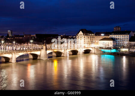 Mittlere Bruecke, Mitte oder Central-Brücke über den Rhein, Nachtaufnahme, Basel, Kanton Basel-Stadt, Schweiz Stockfoto