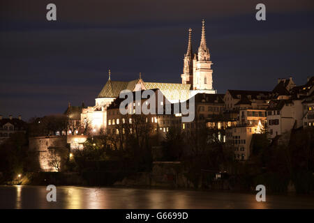 Altstadt mit Basler Münster, Bank des Flusses Rhein, Nachtaufnahme, Basel, Kanton Basel-Stadt, Schweiz, Europa Stockfoto