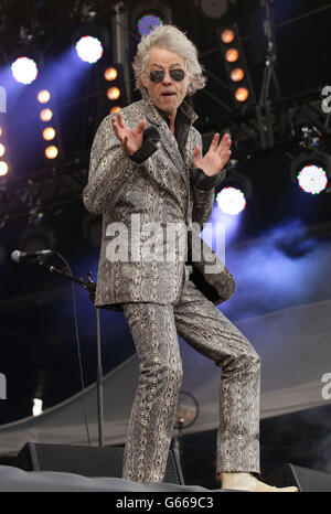 Bob Geldof von den Boomtown Rats, die auf der Hauptbühne beim Isle of Wight Festival in Seaclose Park, Newport, Isle of Wight auftreten. Stockfoto