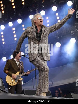 Bob Geldof von den Boomtown Rats, die auf der Hauptbühne beim Isle of Wight Festival in Seaclose Park, Newport, Isle of Wight auftreten. Stockfoto