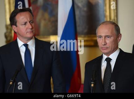 Premierminister David Cameron (links) und der russische Präsident Wladimir Putin sprechen, während sie an einer Zeremonie teilnehmen, um die russische Uschakow-Medaille an arktische Konvoi-Veteranen in der Downing Street 10, London, zu verleihen. Stockfoto