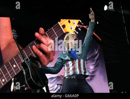 Jon Bon Jovi von Bon Jovi, der auf der Hauptbühne beim Isle of Wight Festival in Seaclose Park, Newport, Isle of Wight auftrat. Stockfoto