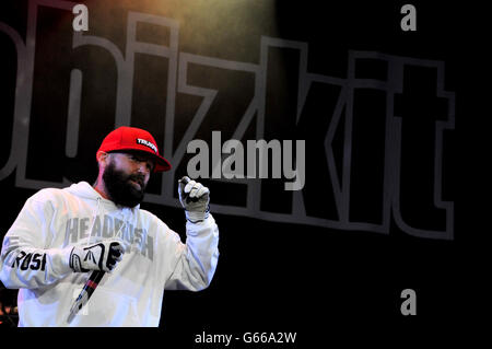 Fred Durst von Limp Bizkit tritt während des Download Festivals im Castle Donington auf. Stockfoto