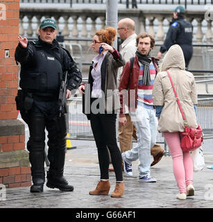 Die Sicherheit ist deutlich, als US-Präsident Barack Obama in der Waterfront Hall in Belfast eintrifft, bevor er vor dem G8-Gipfel seine Keynote hält. Stockfoto