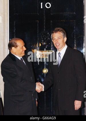 Der britische Premierminister Tony Blair begrüßt den italienischen Premierminister Silvio Berlusconi in der Downing Street Nr. 10. Stockfoto