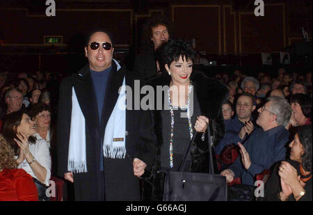 Liza Minnelli und ihr Mann David gest kommen als Gäste von Gitarrist Brian May, um das Musical „Queen“ im Dominion Theatre in London zu sehen. Stockfoto