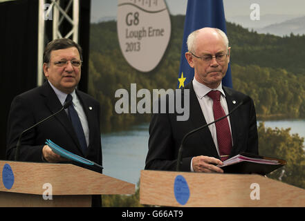 Der Präsident der Europäischen Kommission Jose Manuel Durao Barroso (links) und der Präsident des Europäischen Rates Herman Van Rompuy (rechts) kommen zu einer Pressekonferenz auf dem G8-Gipfel in Enniskillen in Nordirland. Stockfoto