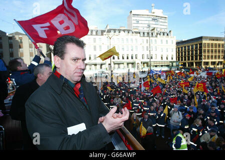 Andy Gilchrist, Generalsekretär der Fire Brigades Union, spricht mit schottischen Feuerwehrleuten auf dem George's Square im Stadtzentrum von Glasgow während ihres 48-stündigen Streiks. Stockfoto