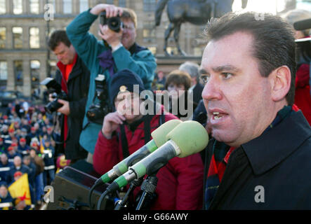 Andy Gilchrist, Generalsekretär der Fire Brigades Union, spricht mit schottischen Feuerwehrleuten auf dem George's Square im Stadtzentrum von Glasgow während ihres 48-stündigen Streiks. Stockfoto