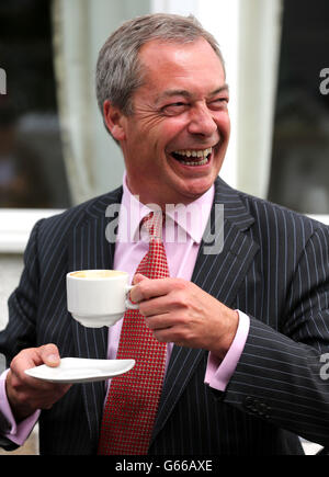 UKIP-Führer Nigel Farage hat einen Kaffee, als er sich für die Nachwahl von Aberdeen Donside mit dem Parteikandidaten Otto Inglis im Fourmile House Hotel in Aberdeen aufmacht. Stockfoto