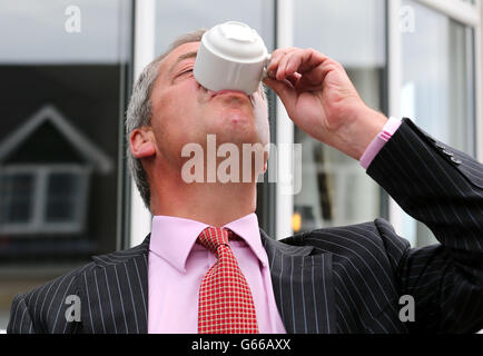 UKIP-Führer Nigel Farage hat einen Kaffee, als er sich für die Nachwahl von Aberdeen Donside mit dem Parteikandidaten Otto Inglis im Fourmile House Hotel in Aberdeen aufmacht. Stockfoto