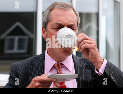 UKIP-Führer Nigel Farage hat einen Kaffee, als er sich für die Nachwahl von Aberdeen Donside mit dem Parteikandidaten Otto Inglis im Fourmile House Hotel in Aberdeen aufmacht. Stockfoto